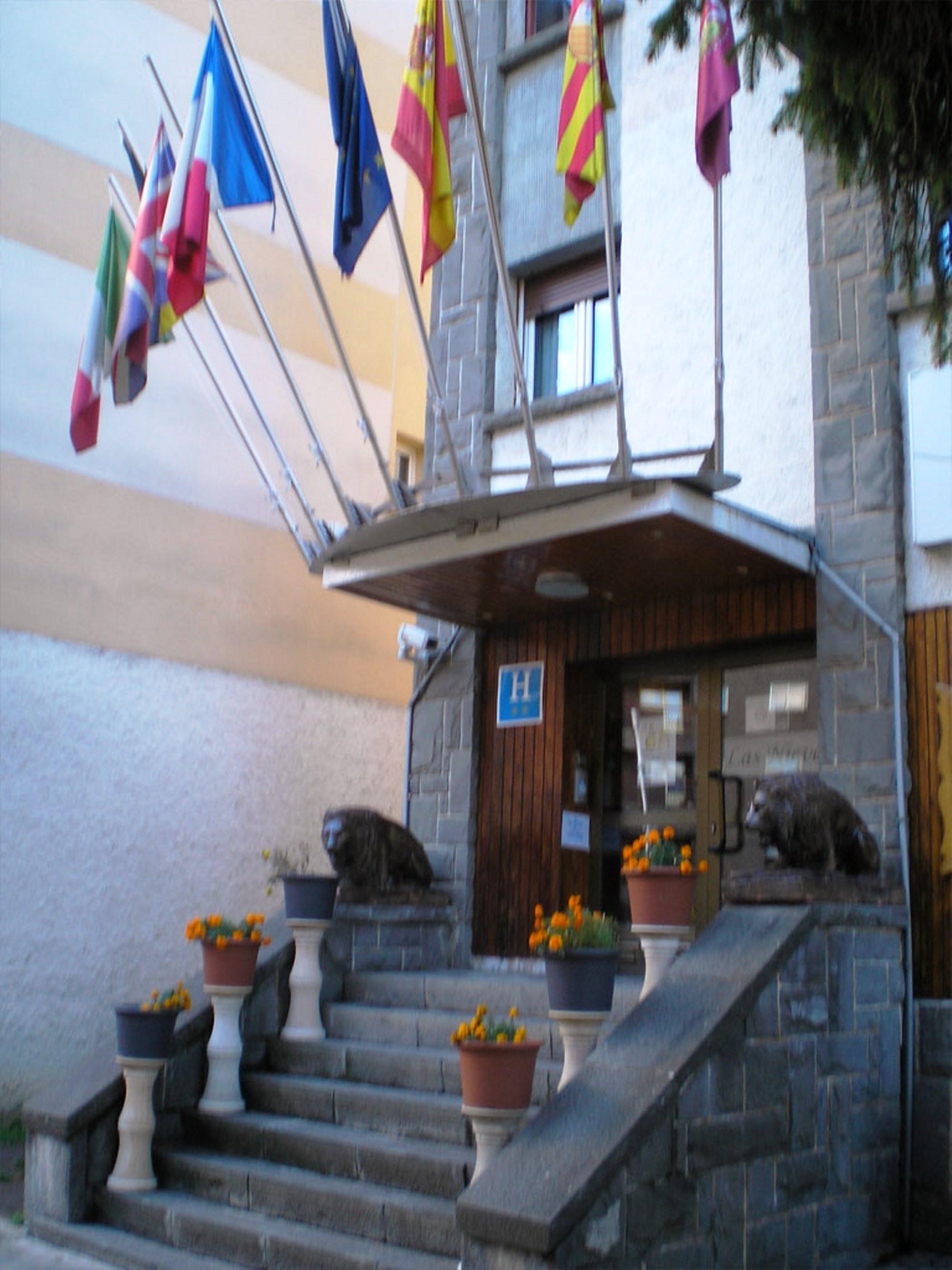 Auto Check In Hotel Las Nieves Jaca Exterior photo